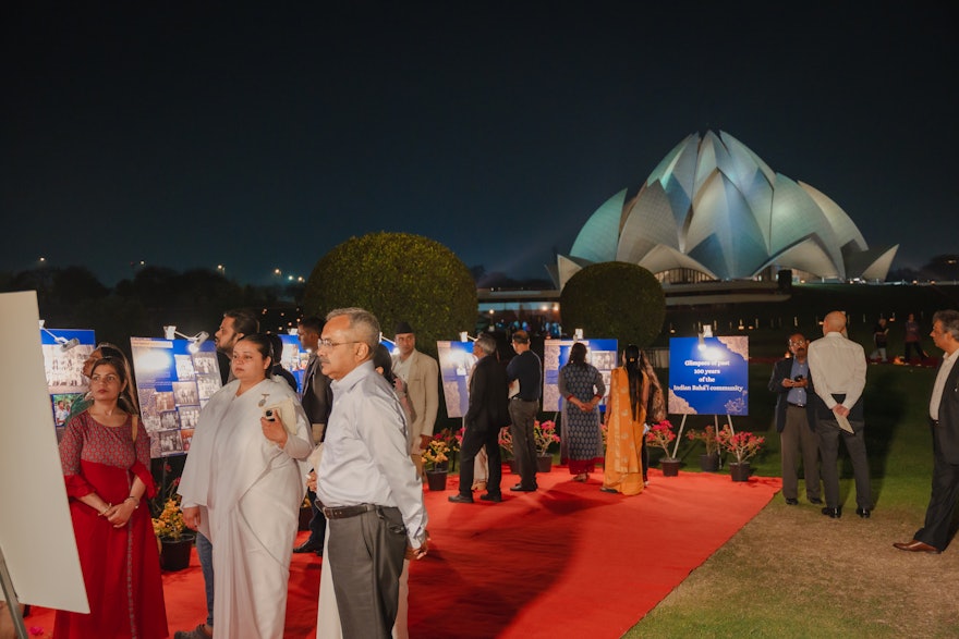 La hermana Brahmakumari Hussain (centro izquierda), entre otros invitados, contempló la exposición sobre cien años de actividades de la comunidad bahá’í india para contribuir al progreso social