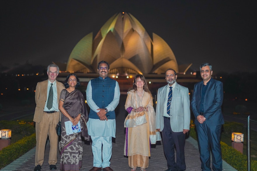 De izquierda a derecha: Roger David Kingdon, académico; Geeta Gandhi, presidenta y directora ejecutiva de la Escuela Montessori City de Lucknow; Ram Madhav, presidente de la foundación India; Nazneen Rowhani, secretaria de la Asamblea Espiritual Nacional de los Bahá’ís de India; Alok Bansal, director de la foundación India; Jaideep Mahalati, director de la Casa de Adoración bahá’í.