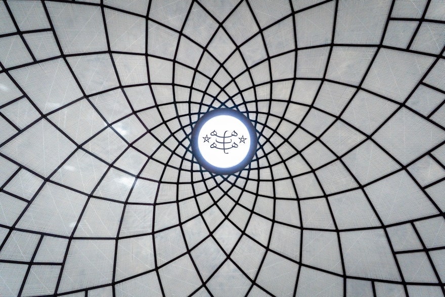 Il sacro simbolo Bahá'í conosciuto come il Più Grande Nome è posto in cima alla cupola del tempio.  