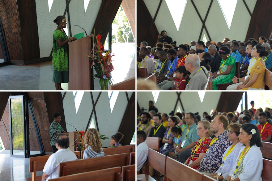 I partecipanti siedono all'interno della Casa di culto per il primo programma devozionale composto da preghiere e scritti bahá'í.
