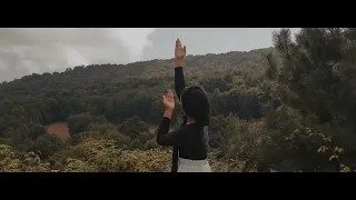 A dance accompanied by a Persian song.