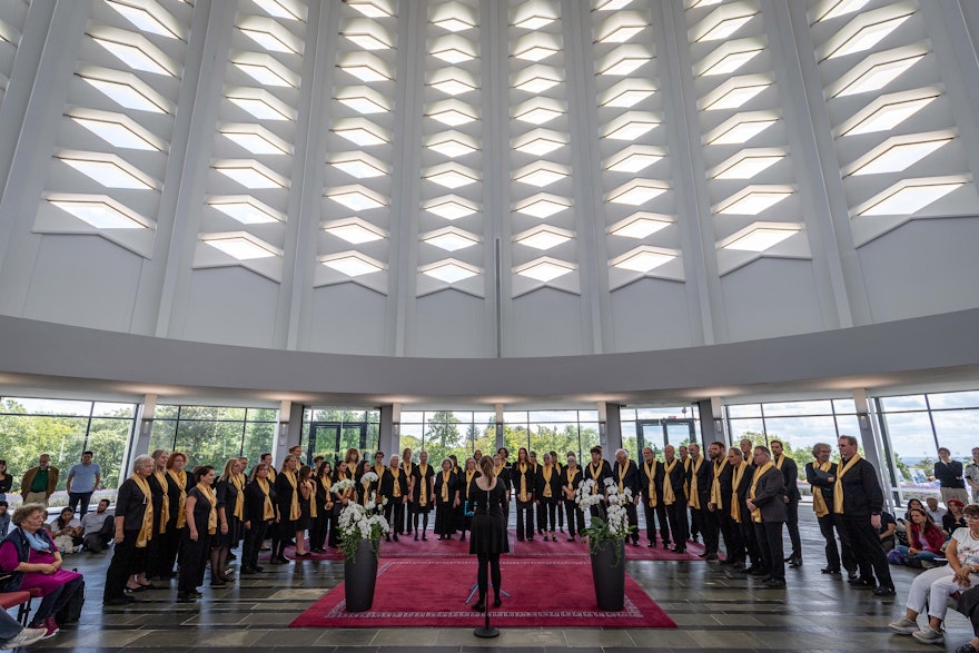Les programmes de dévotion et les versets chantés par la chorale ont créé une atmosphère d’élévation spirituelle au sein de la maison d’adoration bahá’íe.