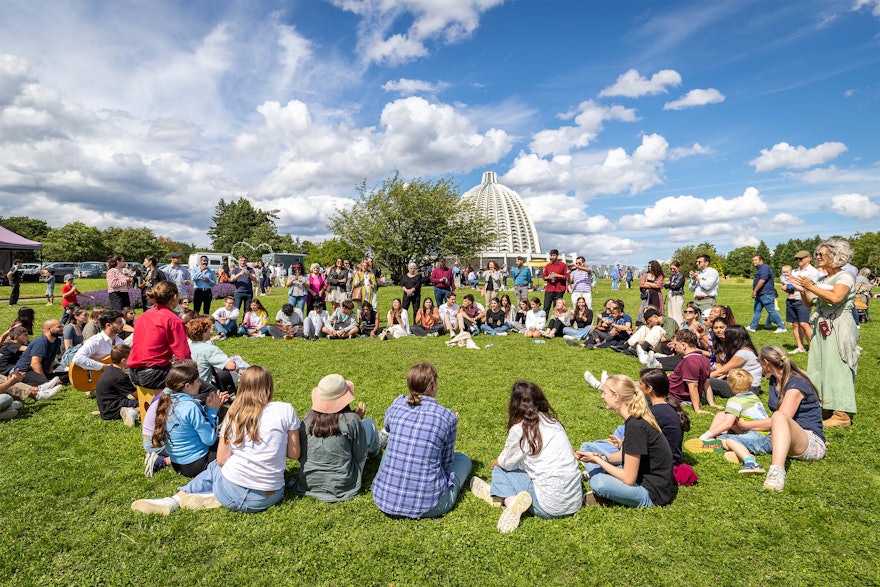 La présence de nombreux jeunes a contribué de manière significative à l’atmosphère animée de la célébration. Un jeune, Lasse, a déclaré : « Chaque fois que je suis à la maison d’adoration, je ressens toujours l’unité de la famille humaine. Il n’y a pas de sentiment de séparation en fonction de l’origine de quelqu’un – tout le monde est chaleureusement accueilli et on se sent à l’aise, pas comme un étranger. Ce beau sentiment est rare dans la société. »