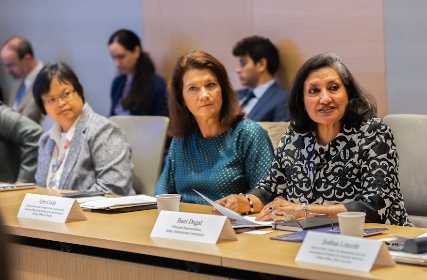 À la veille du Sommet de l’avenir, le Forum sur la gouvernance mondiale et la Communauté internationale bahá’íe ont coparrainé un évènement intitulé A Second United Nations Charter: Modernizing the UN for a New Generation (Une deuxième charte des Nations unies : Moderniser l’ONU pour une nouvelle génération).      Lors de l’évènement, Bani Dugal (à droite), représentante principale du BIC auprès des Nations unies, a déclaré : « Si de grandes avancées ont incontestablement été réalisées au cours des dernières décennies, l’ampleur et la complexité des défis mondiaux dépassent rapidement l’évolution des systèmes conçus pour y répondre. Le Sommet représente une occasion importante pour l’humanité de progresser sur la voie de l’avenir qu’elle souhaite. »