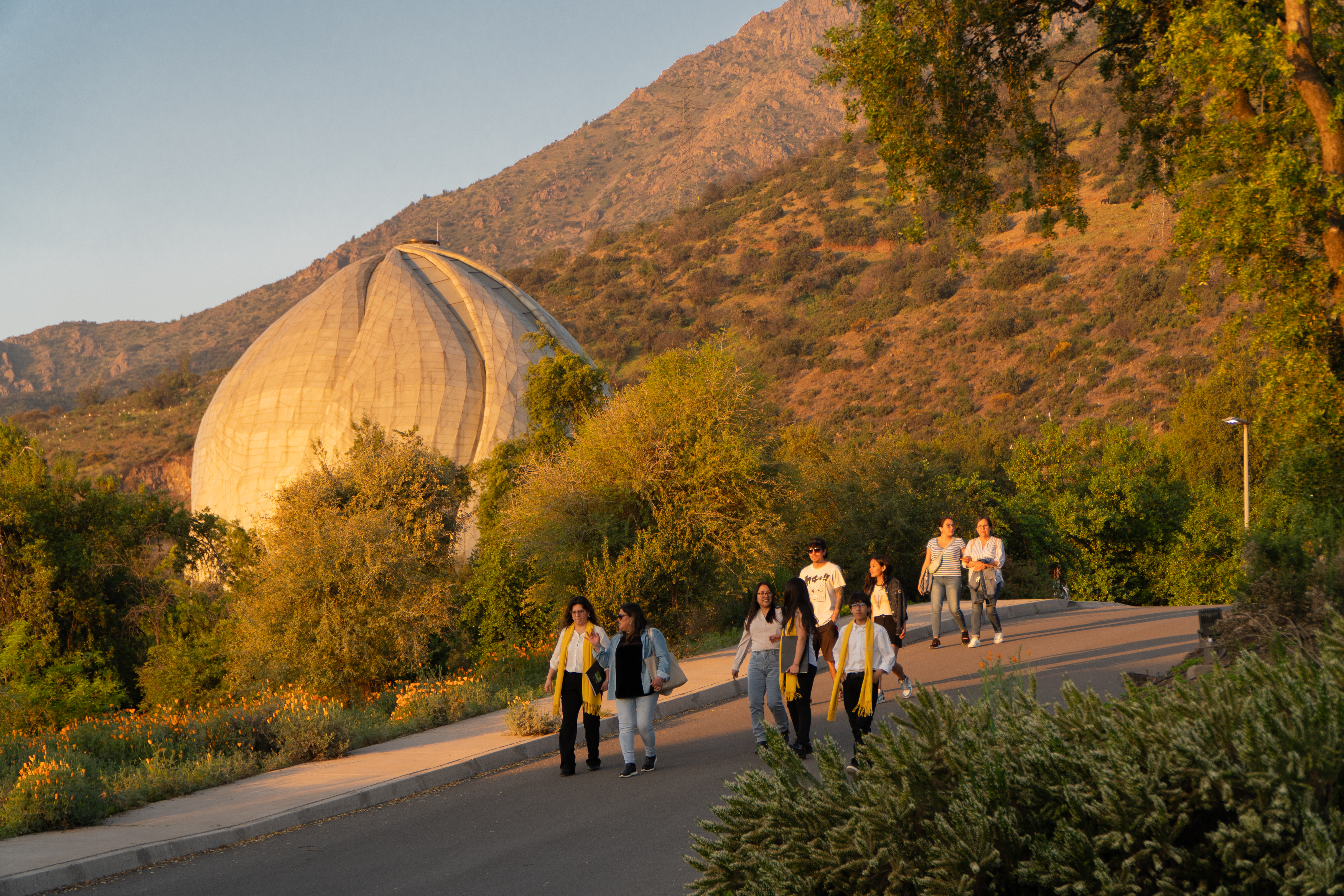 تمثل هندسة المعبد تحفةً من التصميم والهندسة المتطورة، حيث تشبه شكلًا طبيعيًا نما بشكل عضوي من محيطه.