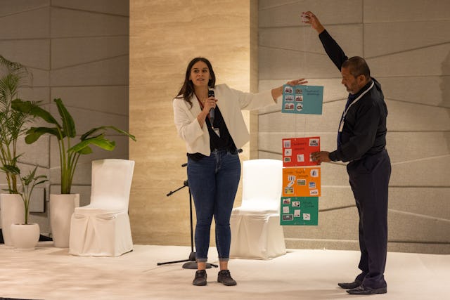 تضمنت المؤتمرات استعراضًا لمبادرات بناء المجتمع، حيث ألهمت العديد من الناس للنظر إلى الأسرة كوحدة اجتماعية قادرة على تطبيق المبادئ الأخلاقية والروحية مثل وحدة الجنس البشري، والمساواة بين الرجال والنساء، والقضاء على كافة أشكال التعصبات.