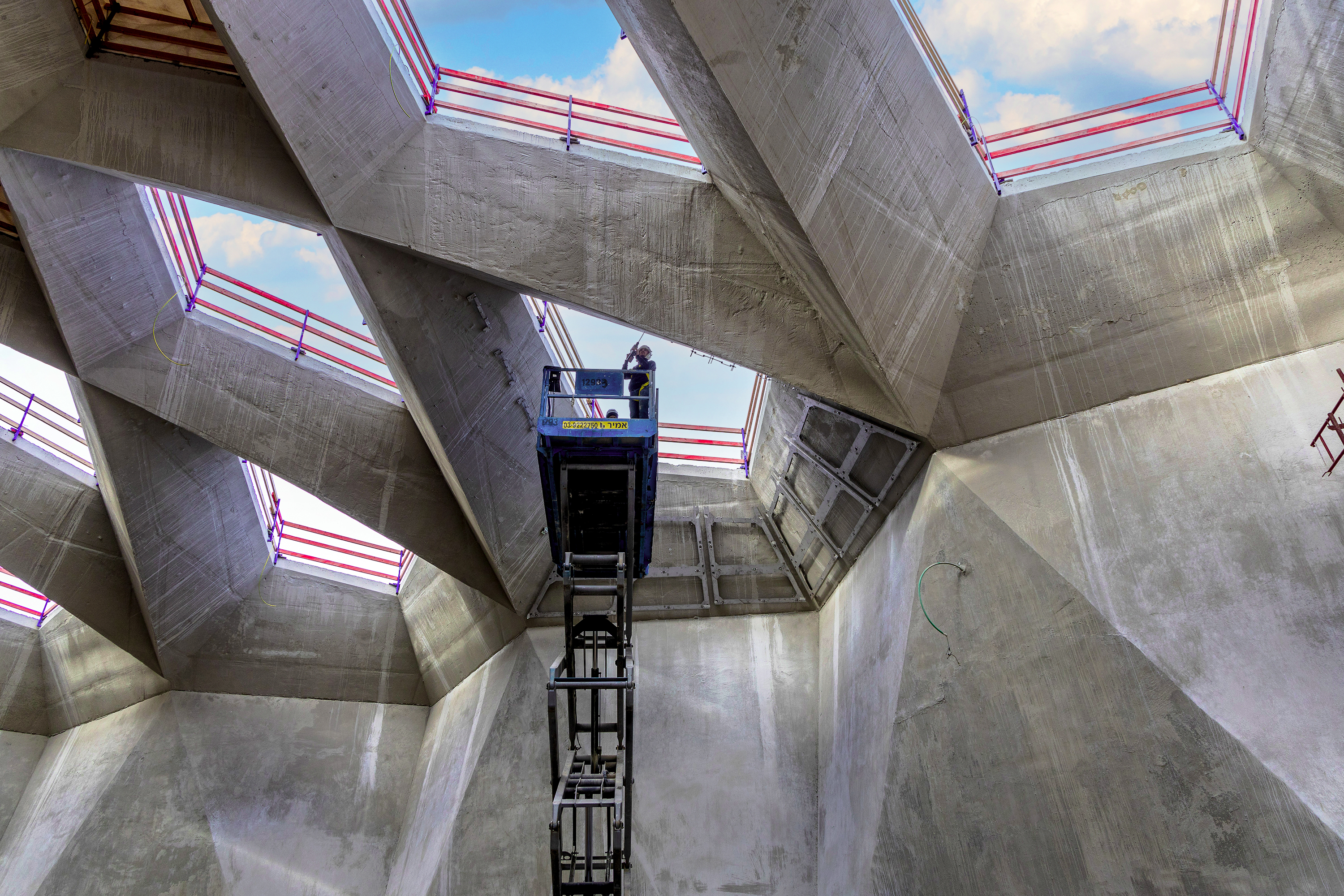 Each metal frame is curvilinear, accommodating the shape of the specific marble piece it will house. This intricate installation system was designed by Margraf, the Italian company that cut and shaped the marble for the project.