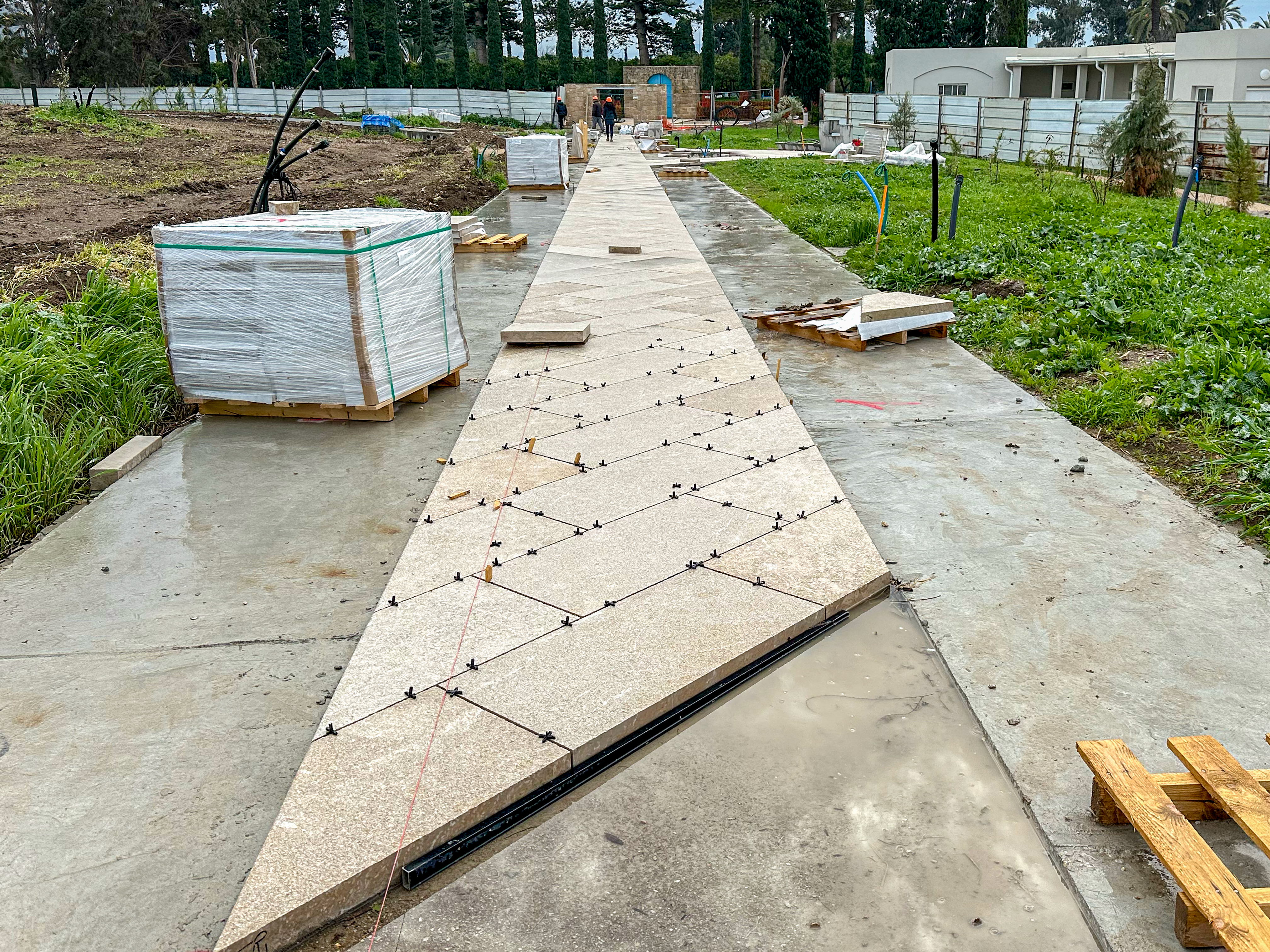 Paving of the entry path that will welcome visitors arriving from the ‘Alí-Ashraf Gate to the south plaza.