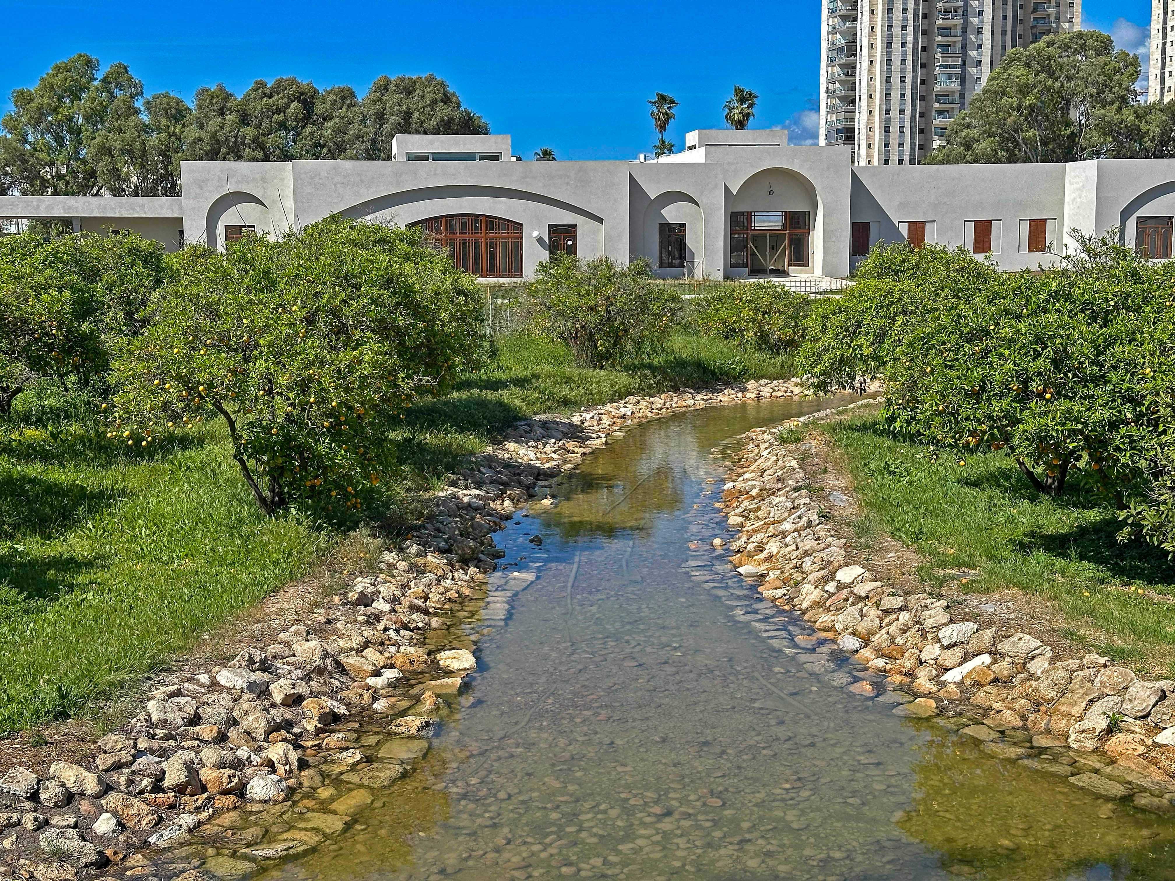 A view of the Visitors’ Centre from the Riḍván Garden.
