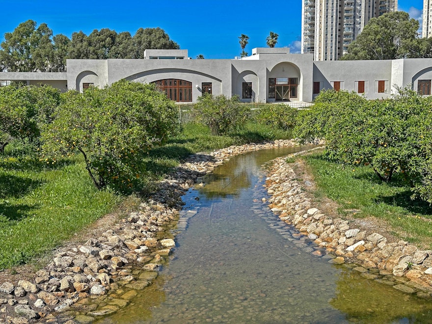 A view of the Visitors’ Centre from the Riḍván Garden.