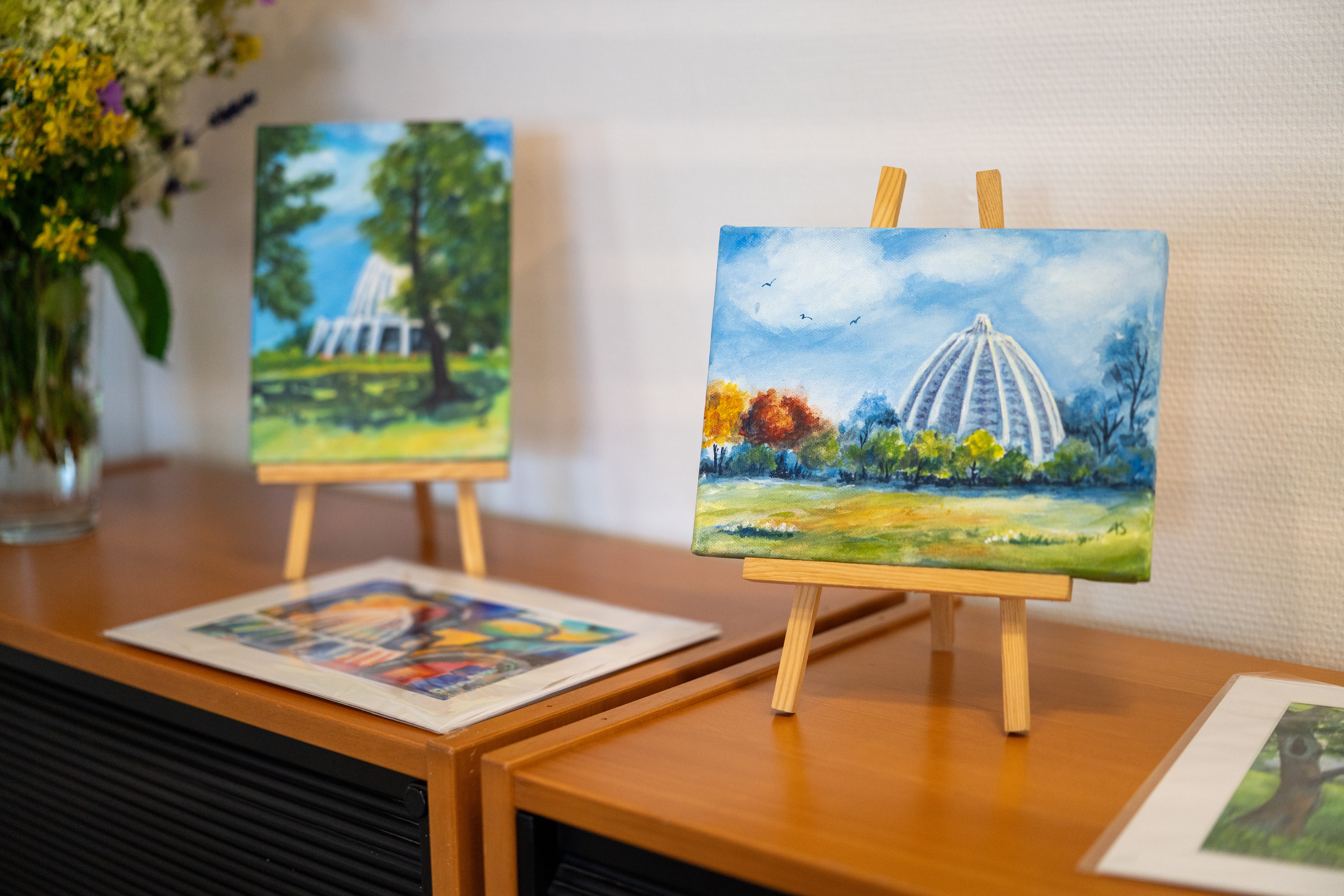 Peintures de la maison d’adoration bahá’íe de Langenhain, en Allemagne, exposées dans le centre d’accueil des visiteurs.