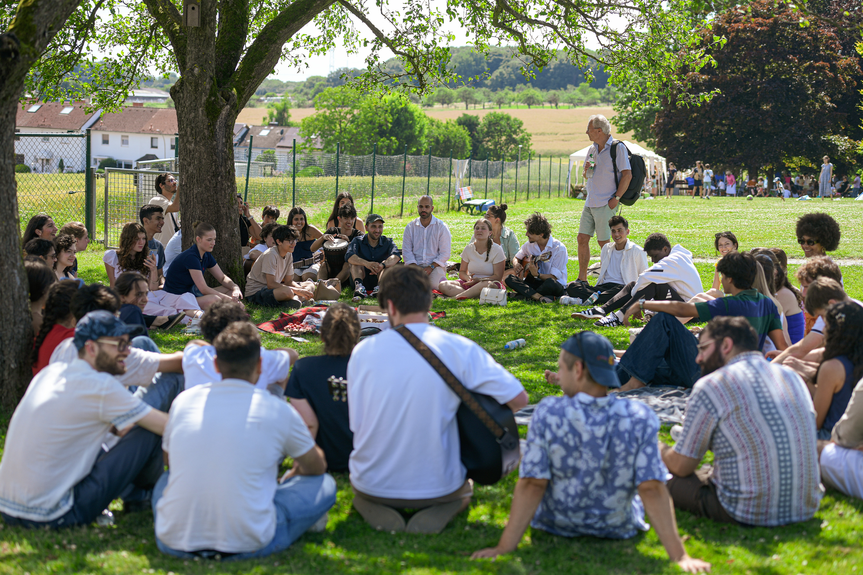 Un rassemblement improvisé de participants pour chanter ensemble.