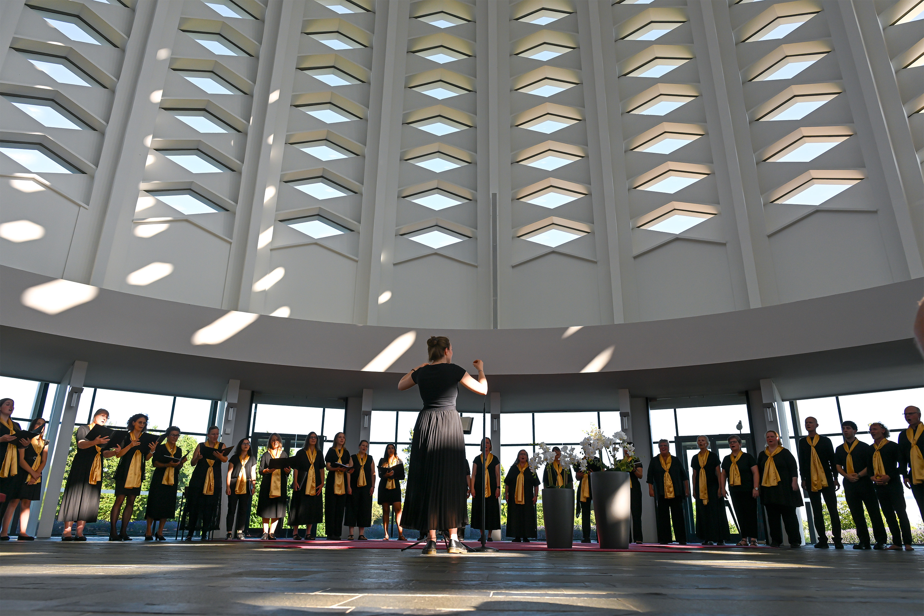 Une chorale se produit dans le cadre du programme de prière.