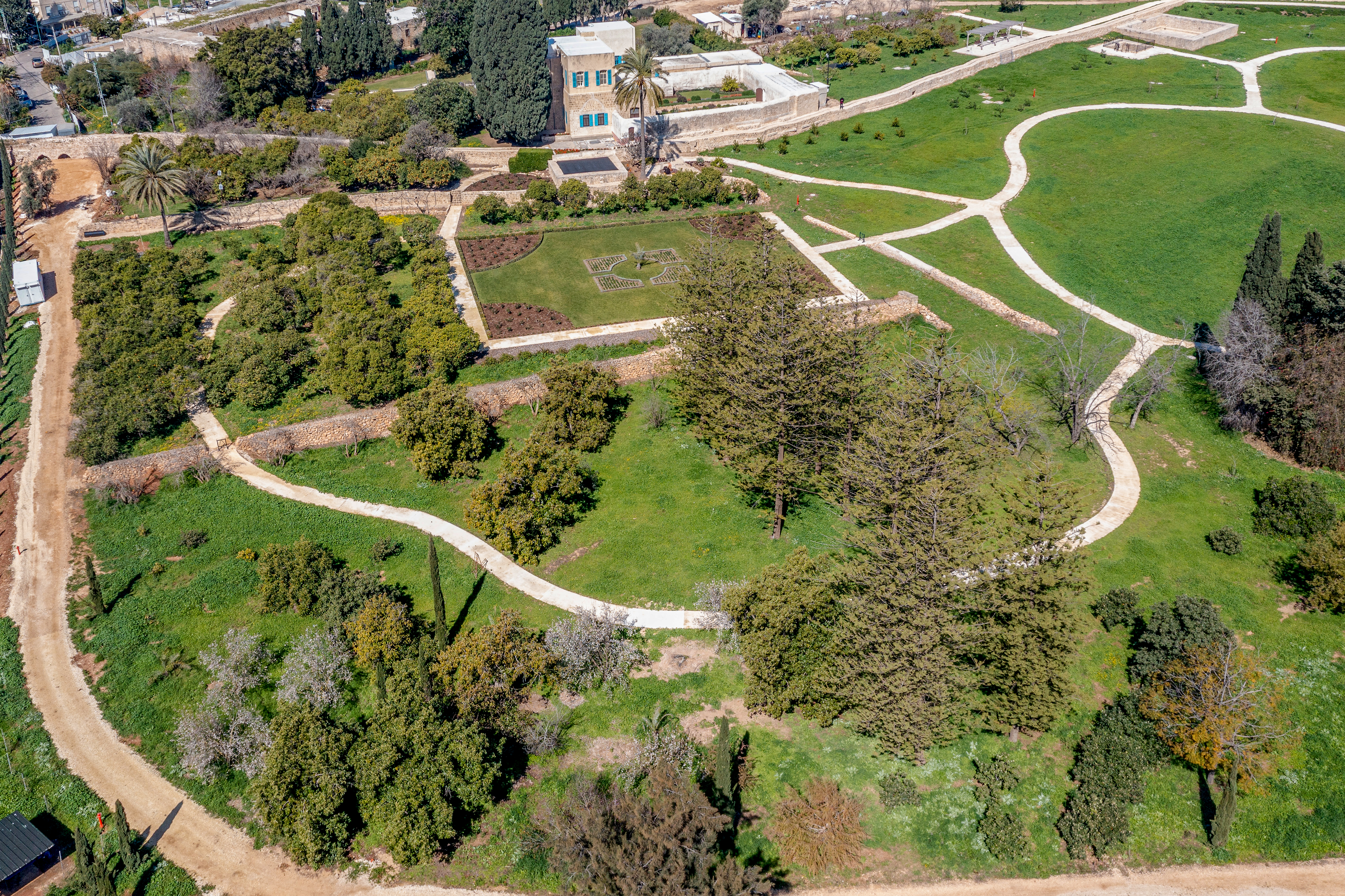 The selection of plants honors the site’s heritage, with species native to the region. Olive and mulberry trees are complemented by a thoughtful selection of evergreen trees, flowering plants, and perennials that create a tranquil atmosphere. 