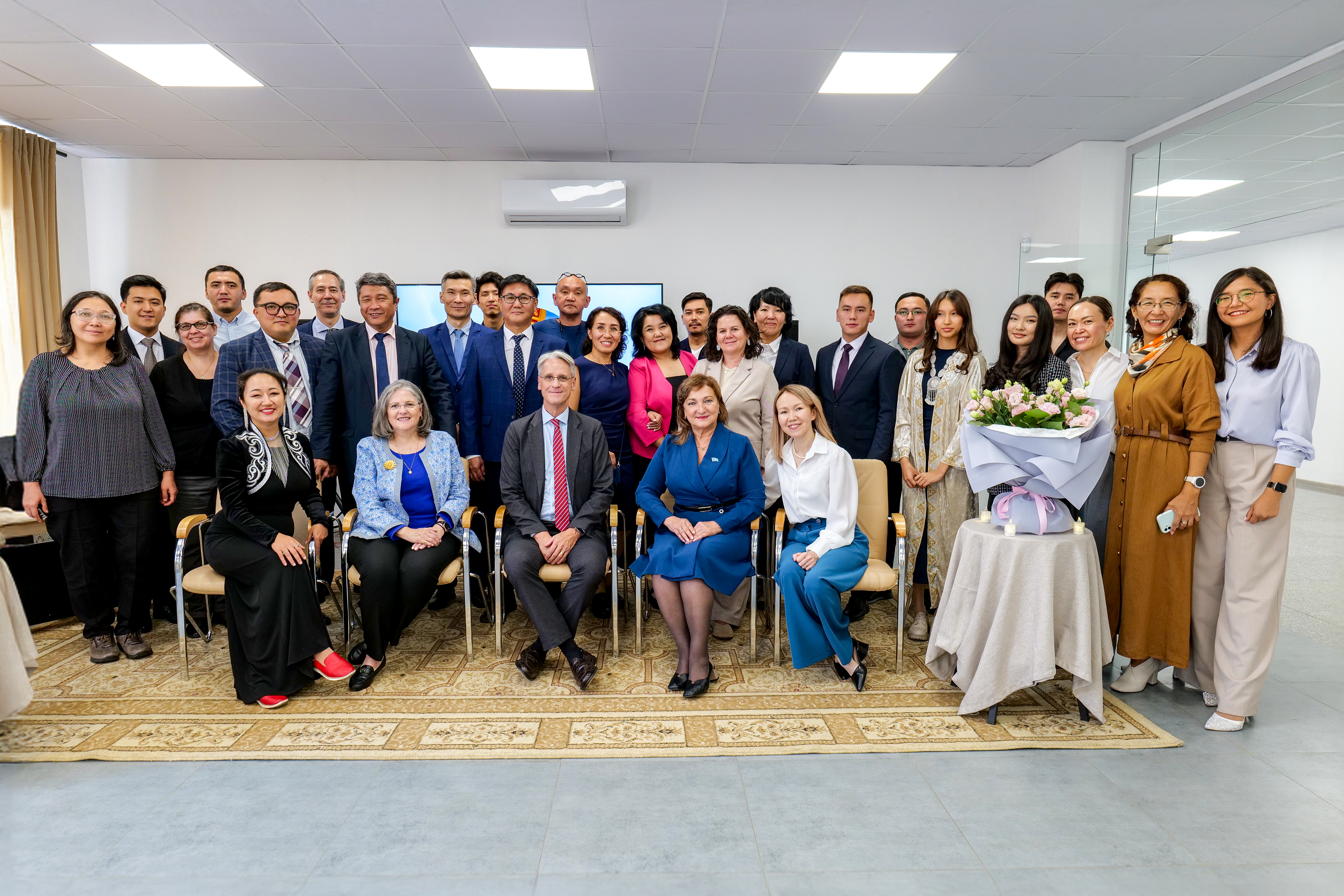 Participants à la réception organisée à Almaty, qui a réuni représentants du gouvernement, universitaires et membres de la communauté locale.