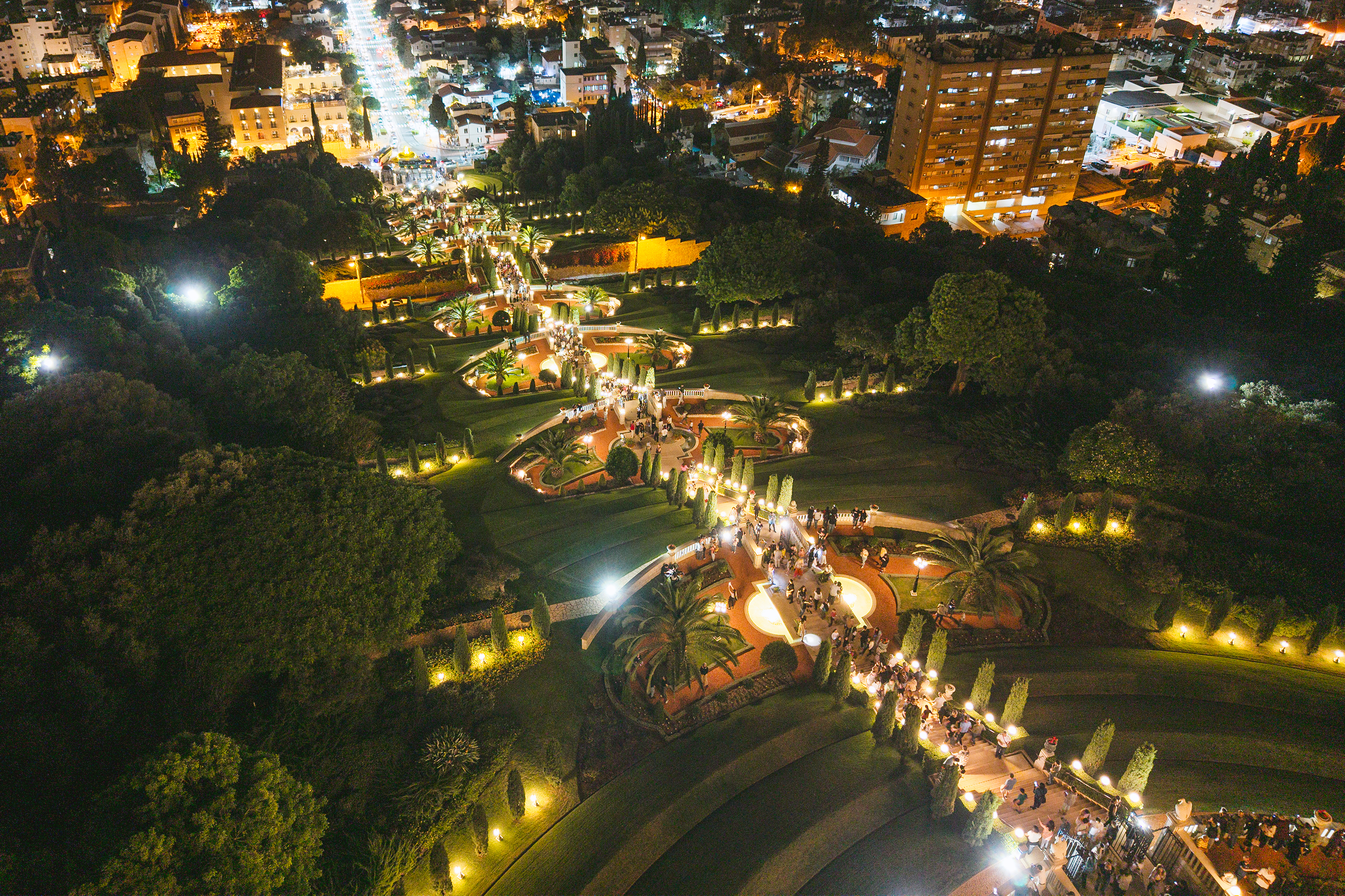 Plus de 13 000 personnes d’horizons divers ont pu admirer les terrasses illuminées menant au tombeau du Báb.