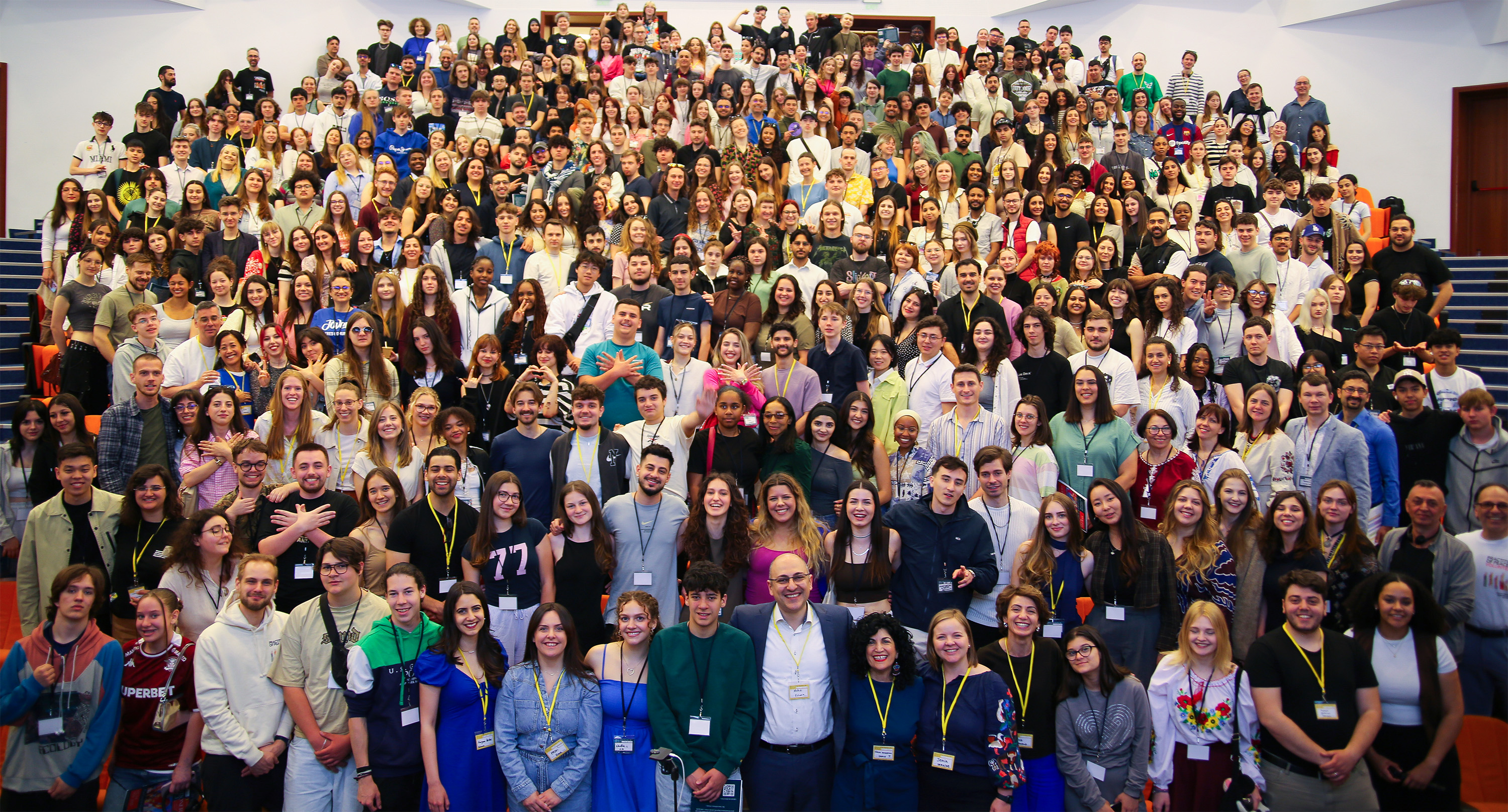 Photo de groupe de jeunes venus de toute l’Europe de l’Est, réunis à Bucarest pour réfléchir à leur rôle collectif dans la construction d’une société plus pacifique.