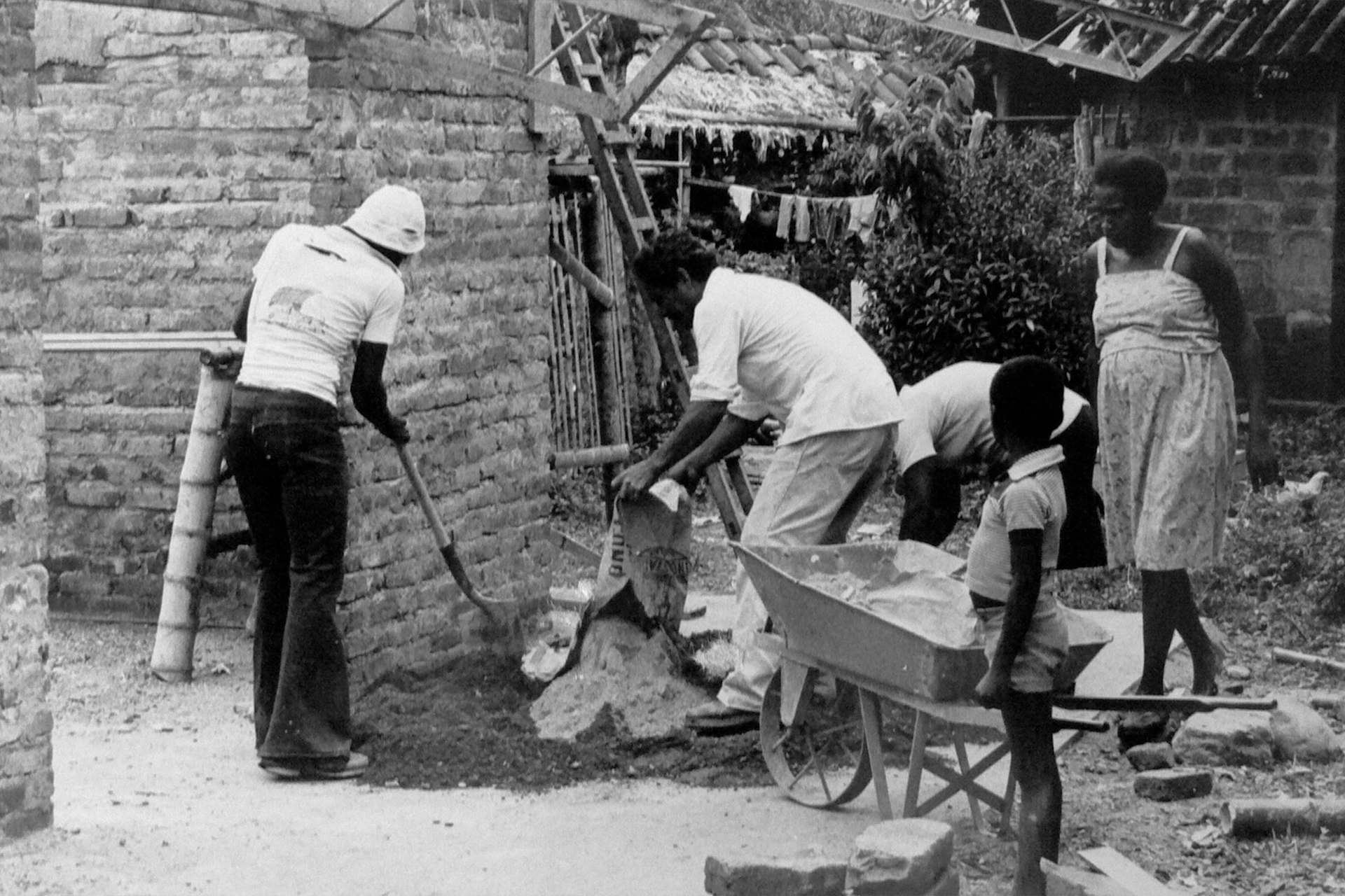 The film Weaving Paths highlights FUNDAEC’s roots in the Norte del Cauca region of Colombia, where a group of young professionals—scientists, educators, and agricultural engineers—came together with a vision of living and working alongside rural populations in their development.