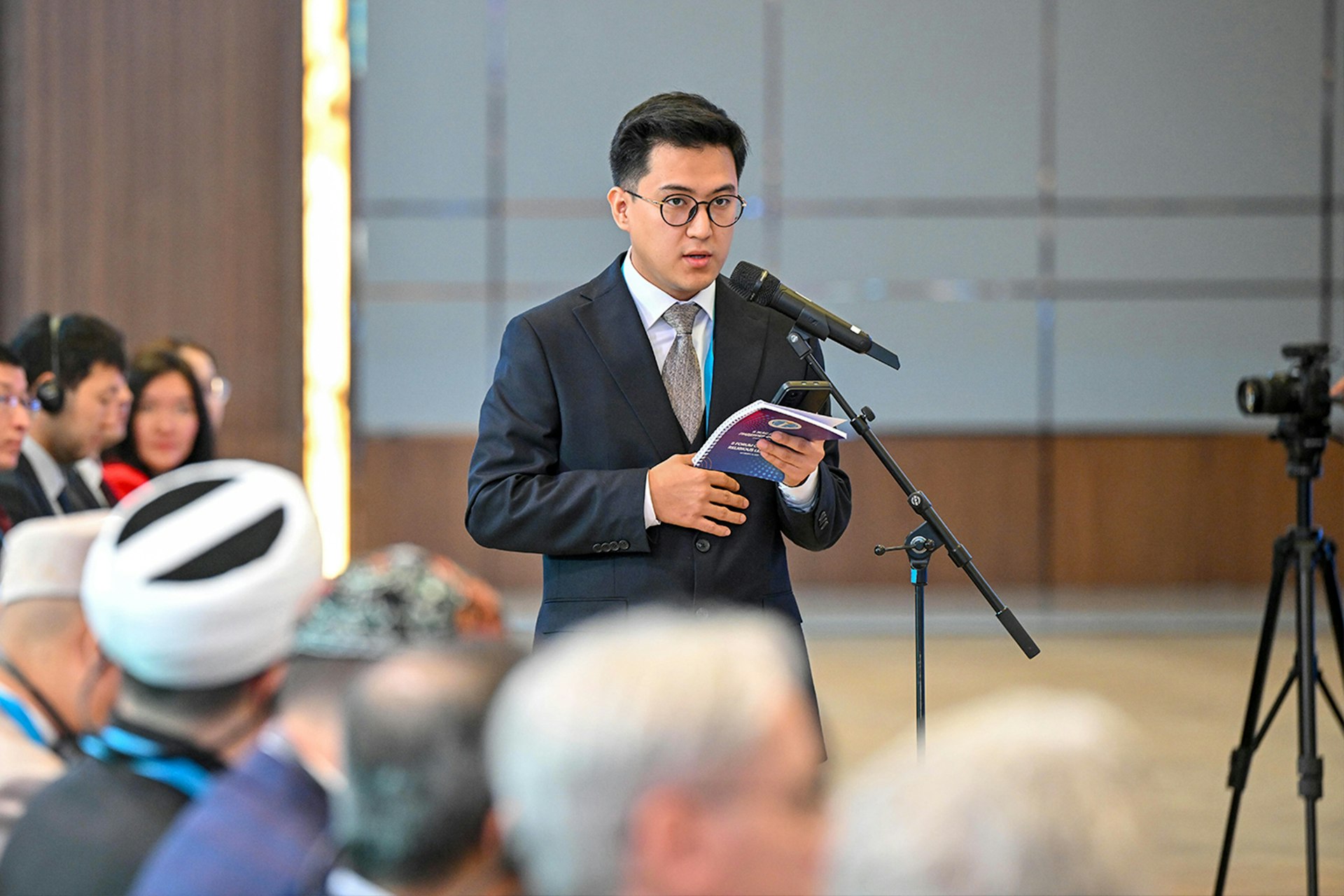Alinur Sabit, Secretary of the National Spiritual Assembly of the Bahá’ís of Kazakhstan, addressing questions to the participants of the Forum.