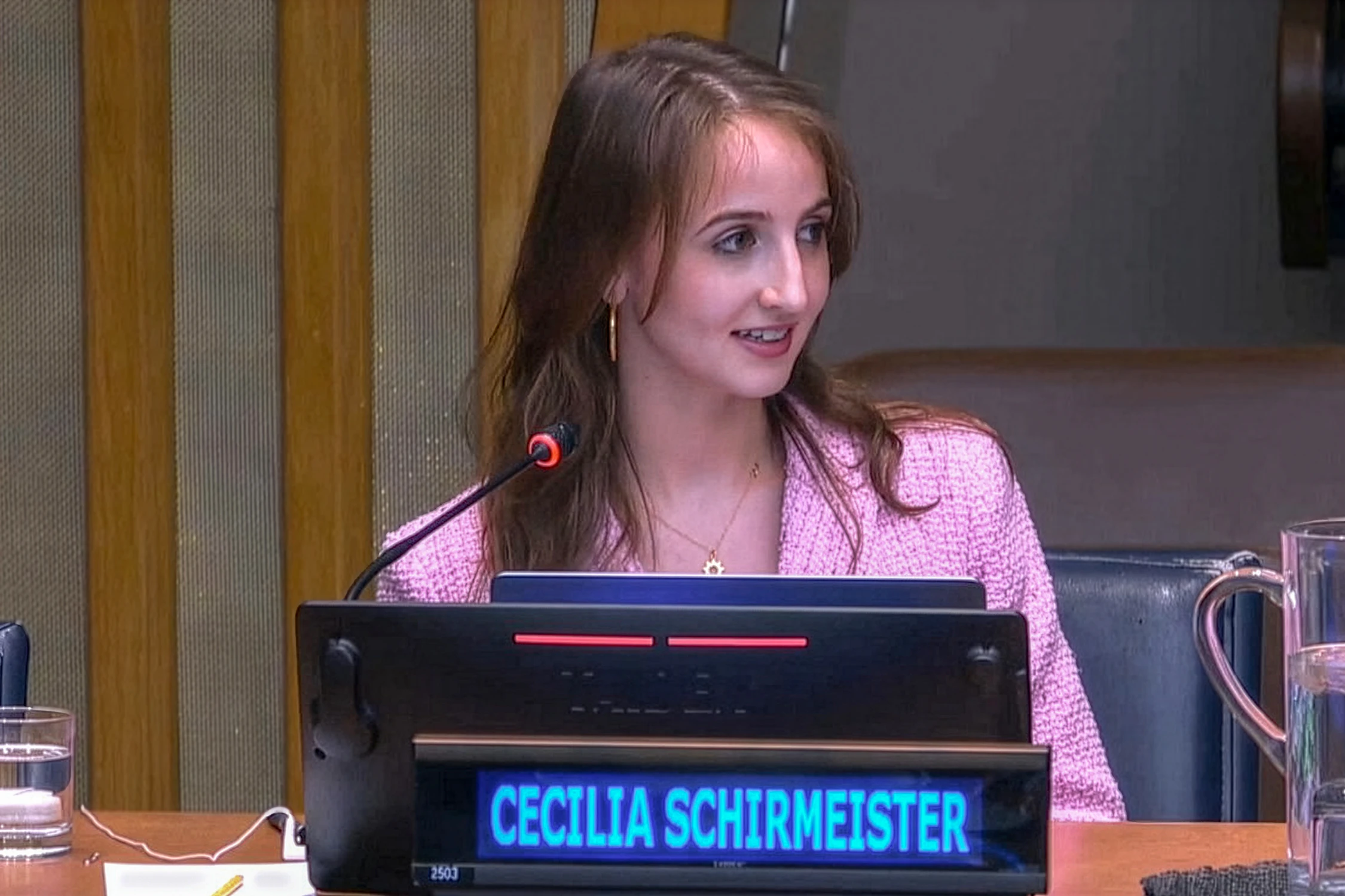 Cecilia Schirmeister, représentante de la BIC, a pris la parole lors d’une table ronde de haut niveau, observant que, partout dans le monde, le développement tend à progresser plus efficacement lorsque les efforts des institutions gouvernementales, des communautés et des individus se renforcent plutôt que de se dupliquer ou de se nuire mutuellement.