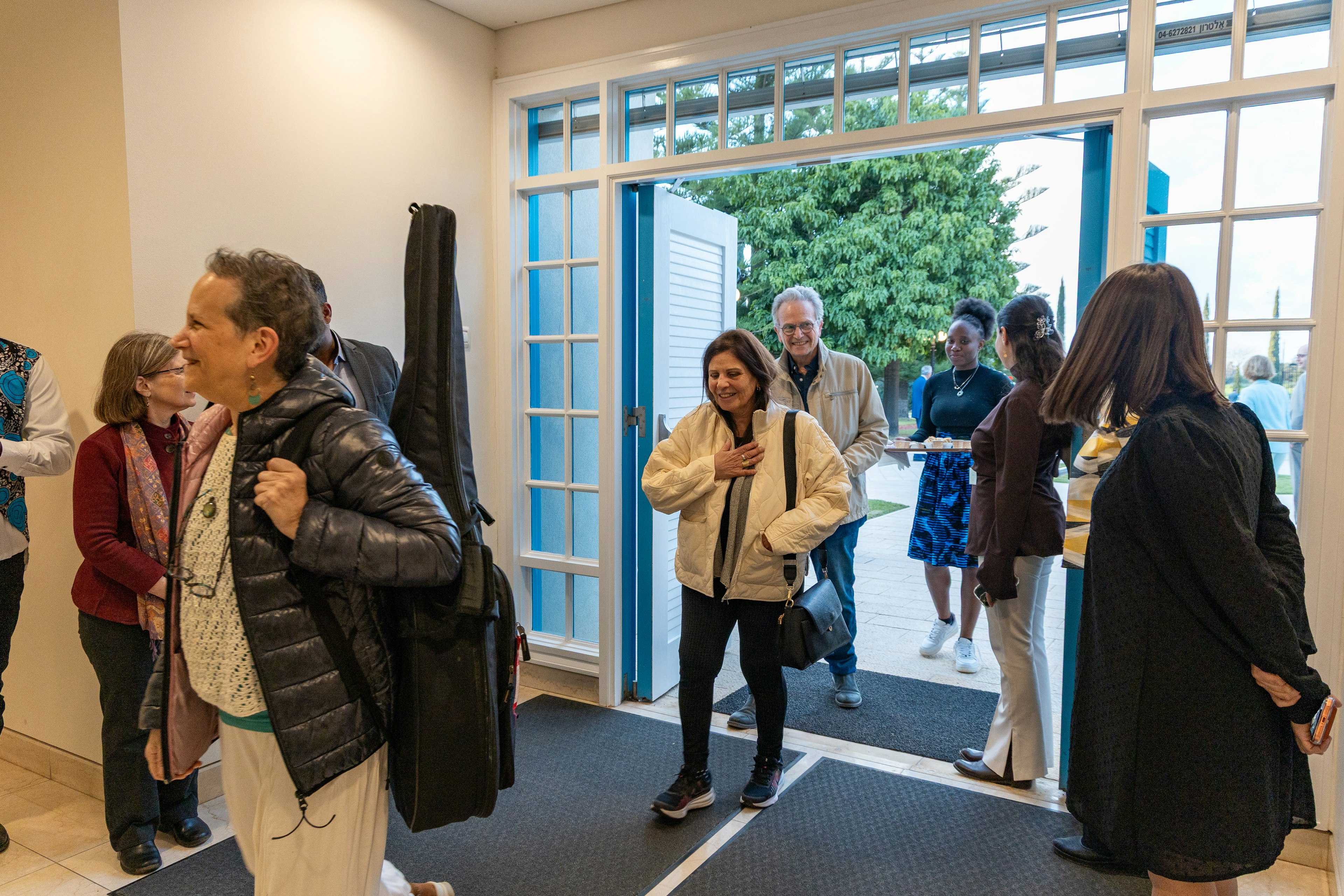 Des invités arrivent à l’évènement.