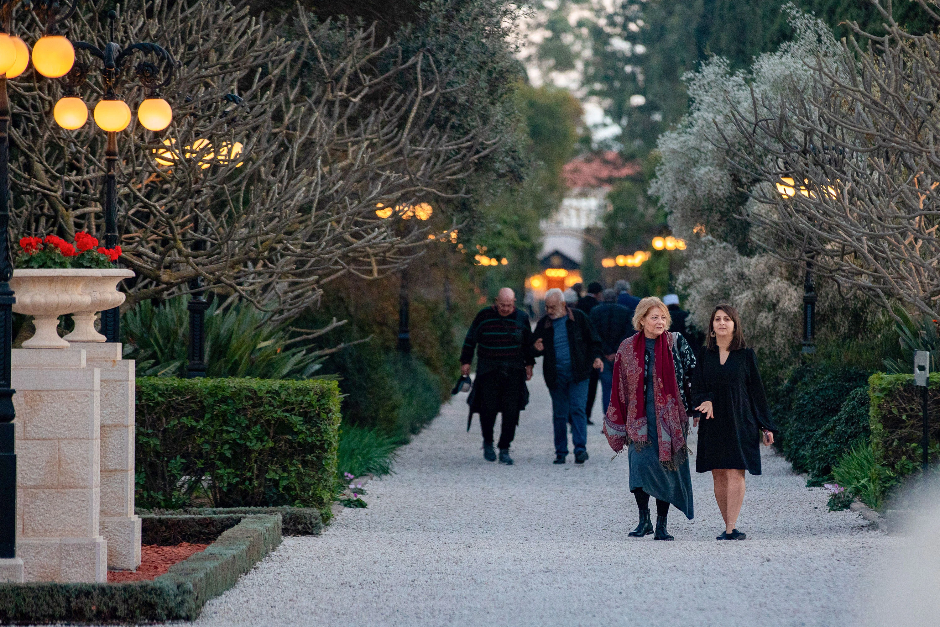 Vue des invités à leur retour de leur promenade dans les jardins.