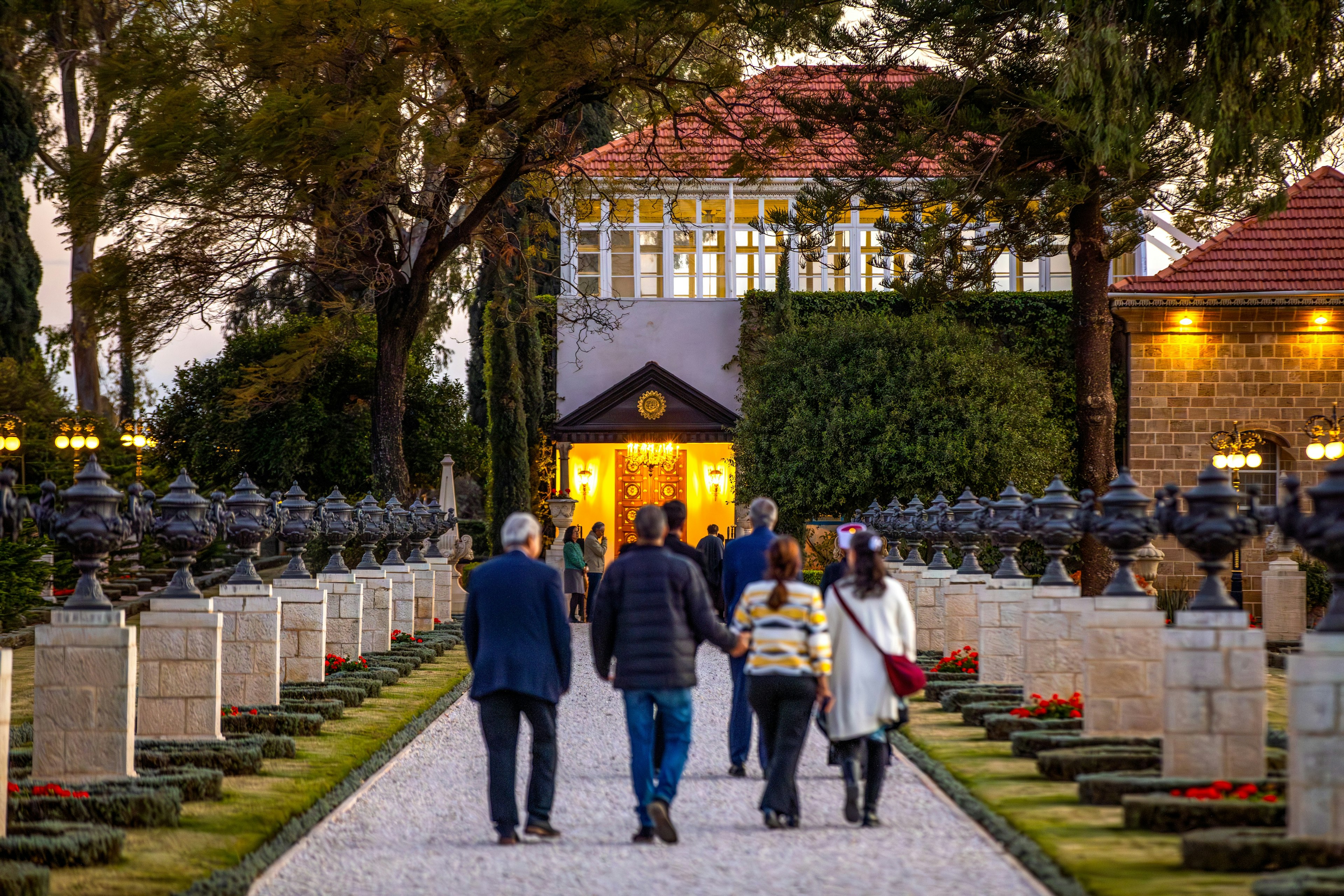 La réunion a permis aux invités de découvrir le tombeau de Bahá’u’lláh et les jardins environnants à la nuit tombée.