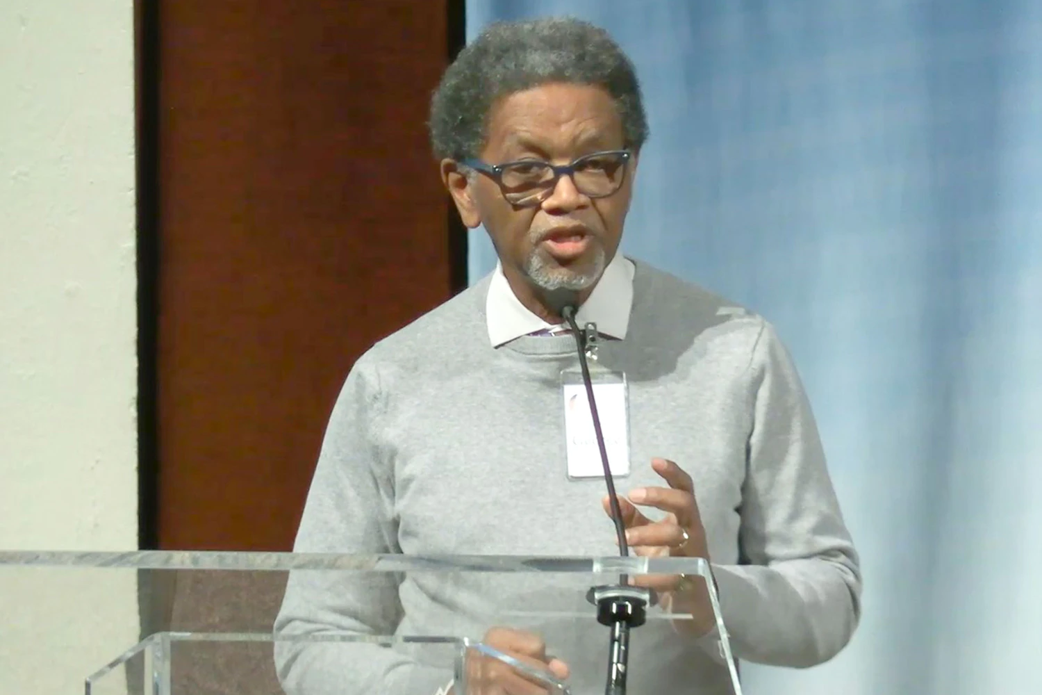 George Davis, responsable de la maison d’adoration bahá’íe, a souligné qu’en matière d’unité raciale, « cela ne peut se faire efficacement qu’au niveau de la communauté, de l’amitié et des rapports humains positifs. »