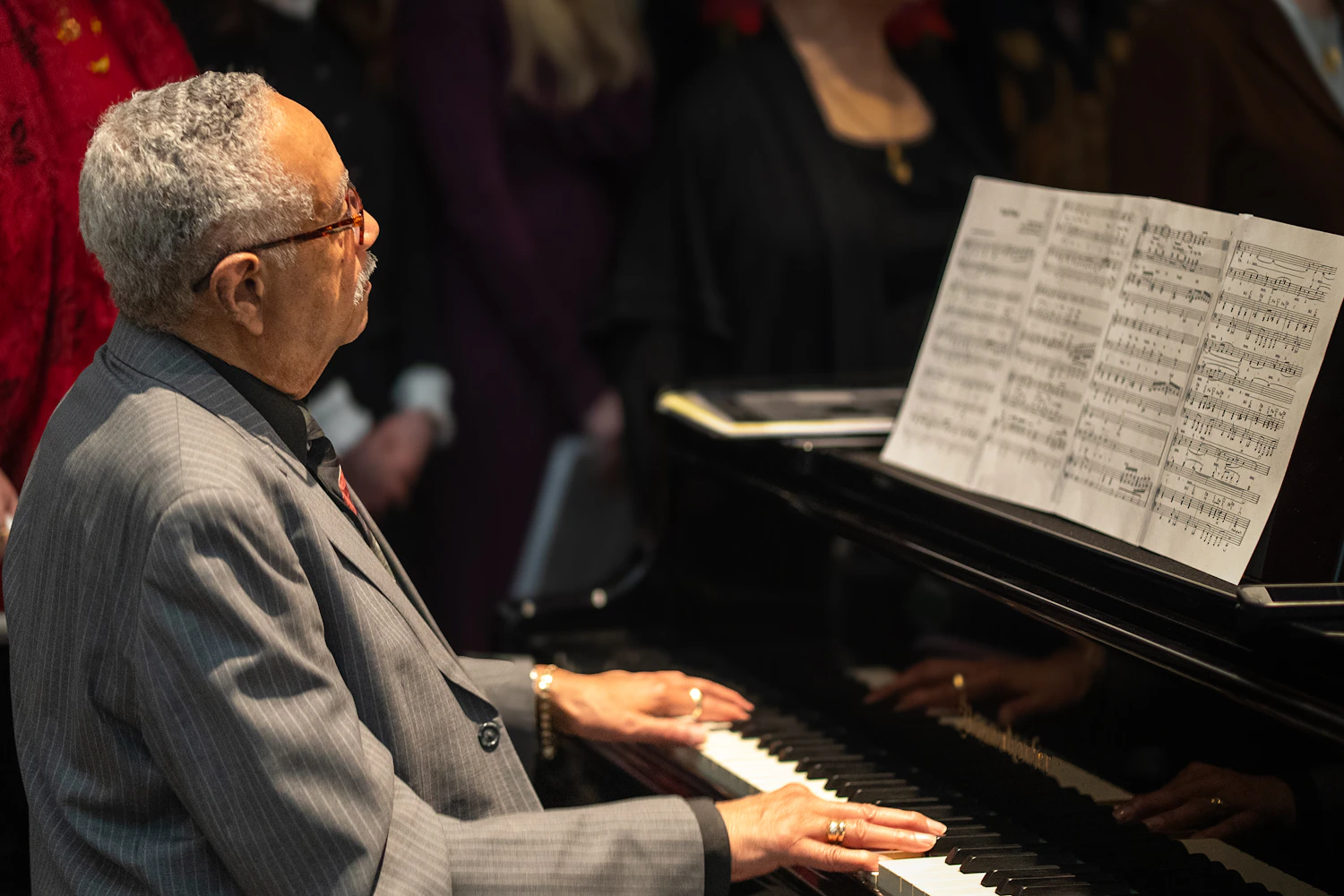 Van Gilmer, directeur musical de la maison d’adoration, accompagne le chœur du temple au piano lors de l’évènement « Béni soit le lieu ».