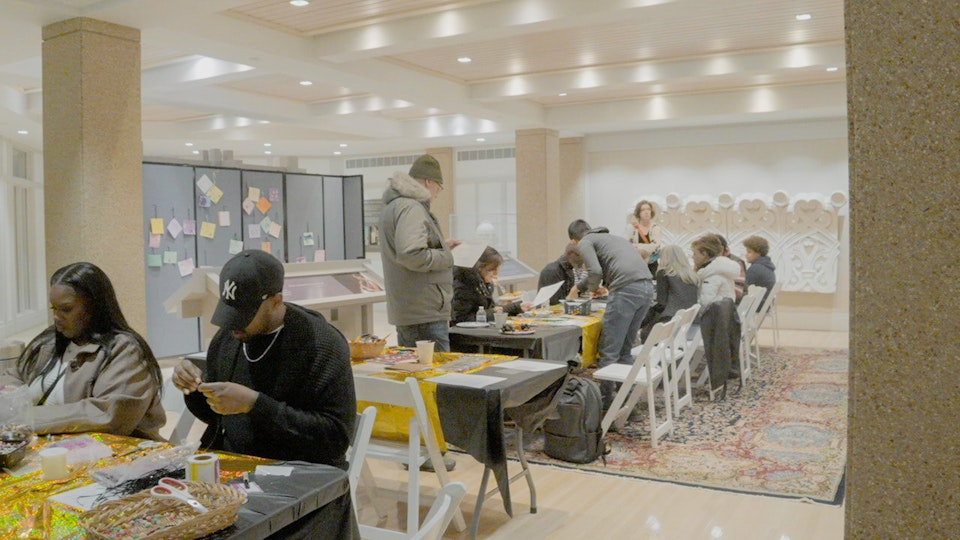 Visiteurs de l’exposition d’art.