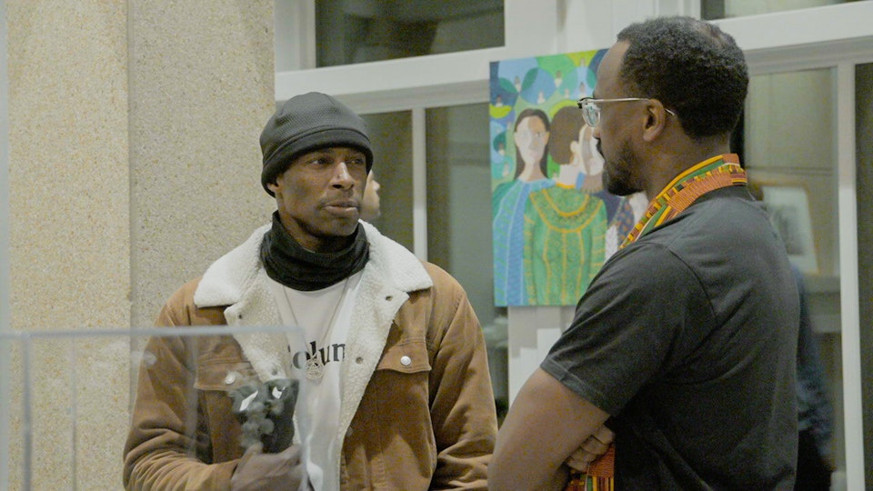 Visiteurs de l’exposition d’art.