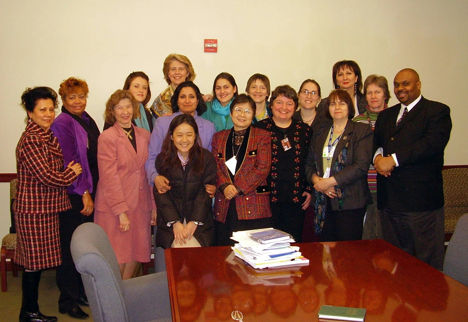 Vue de certains participants à la 50e session de la Commission de la condition de la femme des Nations unies en 2006, année où la Commission a célébré son 50e anniversaire, une étape historique.