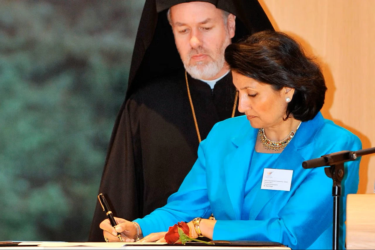 La Communauté internationale bahá’íe figurait parmi les onze groupes religieux dont les représentants se sont réunis en 2008 à une conférence interreligieuse internationale à La Haye pour signer la déclaration « Religion et droit de l’homme ».