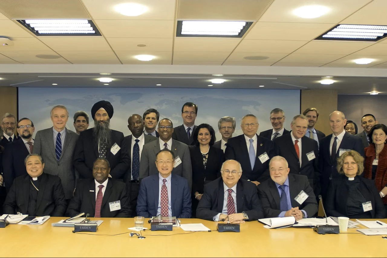 Un groupe diversifié de chefs religieux, dont Bani Dugal en sa qualité de représentante principale de la Communauté internationale bahá’íe, se sont réunis en 2015 pour publier une déclaration intitulée « Mettre fin à l’extrême pauvreté : un impératif moral et spirituel ».