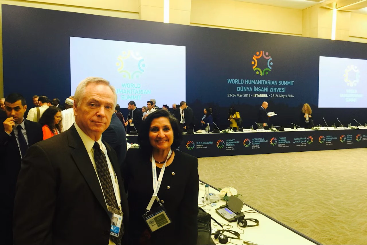 Steve Karnik et Bani Dugal, représentants de la Communauté internationale bahá’íe, lors du premier Sommet humanitaire mondial organisé par les Nations unies à Istanbul en mai 2016.