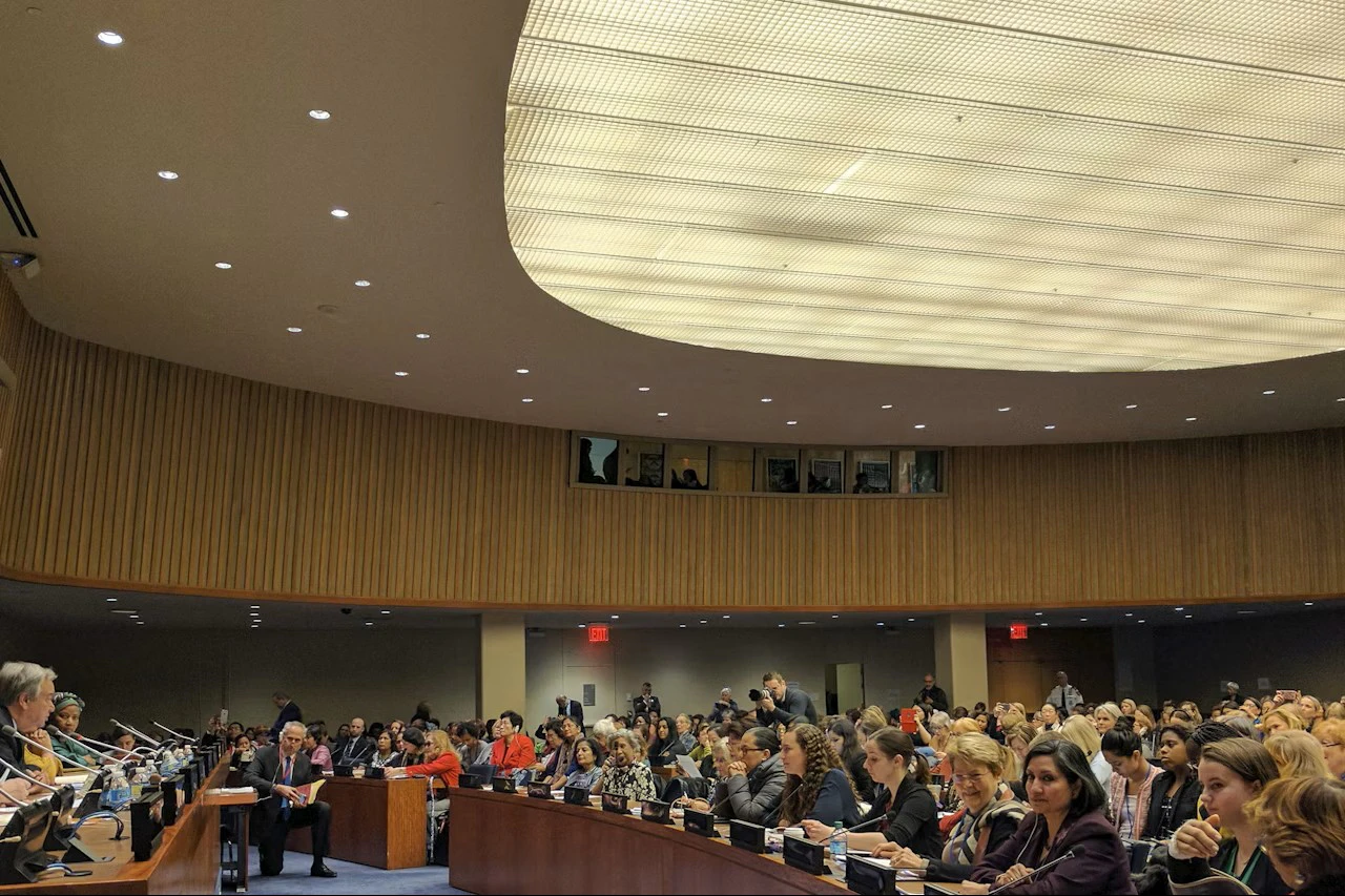 Vue d’une table ronde de haut niveau, à laquelle a participé la BIC, lors de la 61e session de la Commission de la condition de la femme des Nations unies en 2017, qui s’est tenue au siège de l’ONU à New York, et qui portait sur « L’autonomisation économique des femmes dans un monde du travail en mutation ». Troisième à partir de la droite, au premier plan : Bani Dugal.