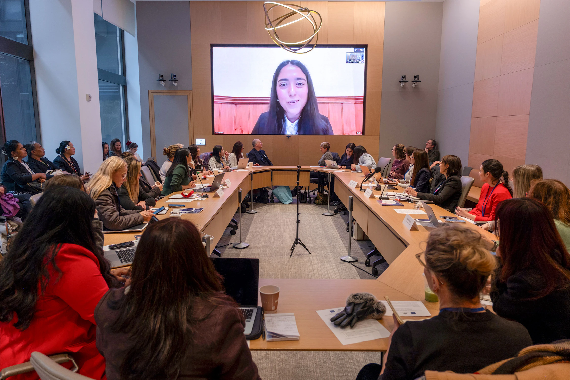 Lors d’un évènement coorganisé par la BIC et le Bureau bahá’í australien des affaires extérieures, et coparrainé par le gouvernement australien, May Sabet, membre de la communauté bahá’íe d’Australie, a fait part de son expérience dans son quartier de Melbourne, où les familles encouragent un sentiment de responsabilité commune envers la promotion des femmes et des filles.