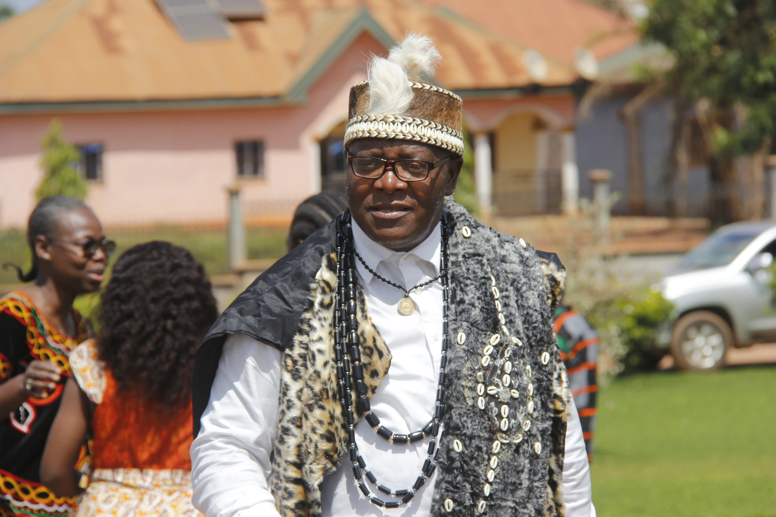 Lors de la cérémonie de présentation, Godlive Mboke, membre de l’Assemblée spirituelle nationale des bahá’ís du Cameroun, a décrit les maisons d’adoration comme des centres où l’harmonie entre l’adoration et le service à l’humanité trouve une expression concrète.