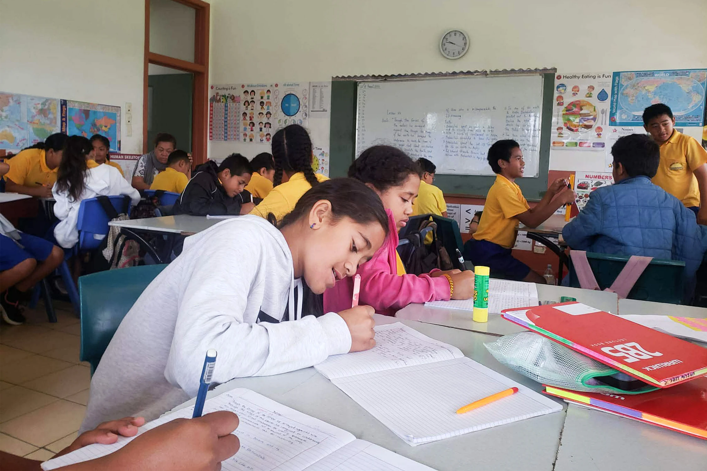 Des élèves en salle de classe à l’école internationale Ocean of Light.