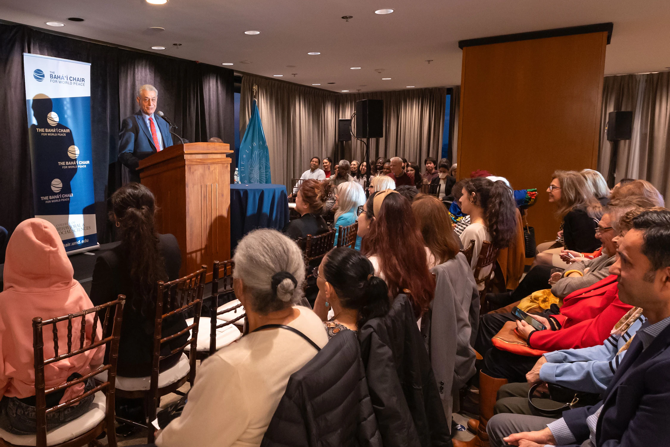 Sohrab Sobhani, représentant de l’ambassadeur de Bahreïn aux États-Unis, partageant ses réflexions avec les participants.