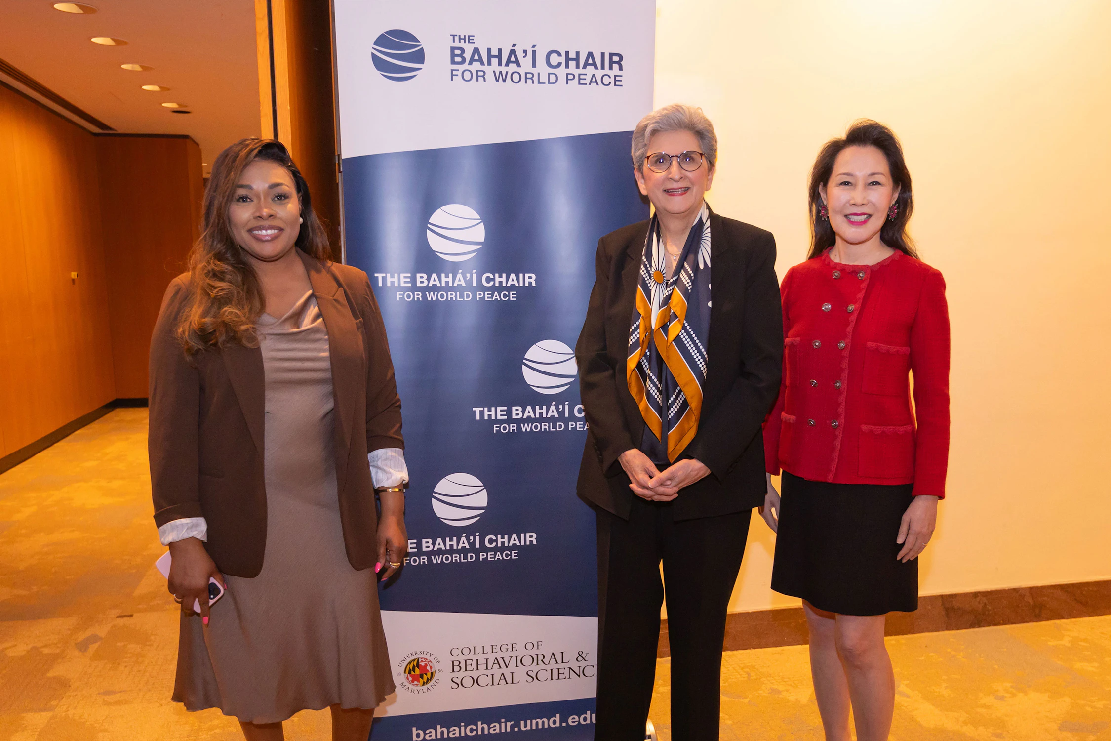 Hoda Mahmoudi (au centre), professeure et titulaire de la chaire bahá’íe pour la paix mondiale, aux côtés d’autres participants à une réunion sur la promotion de sociétés harmonieuses.