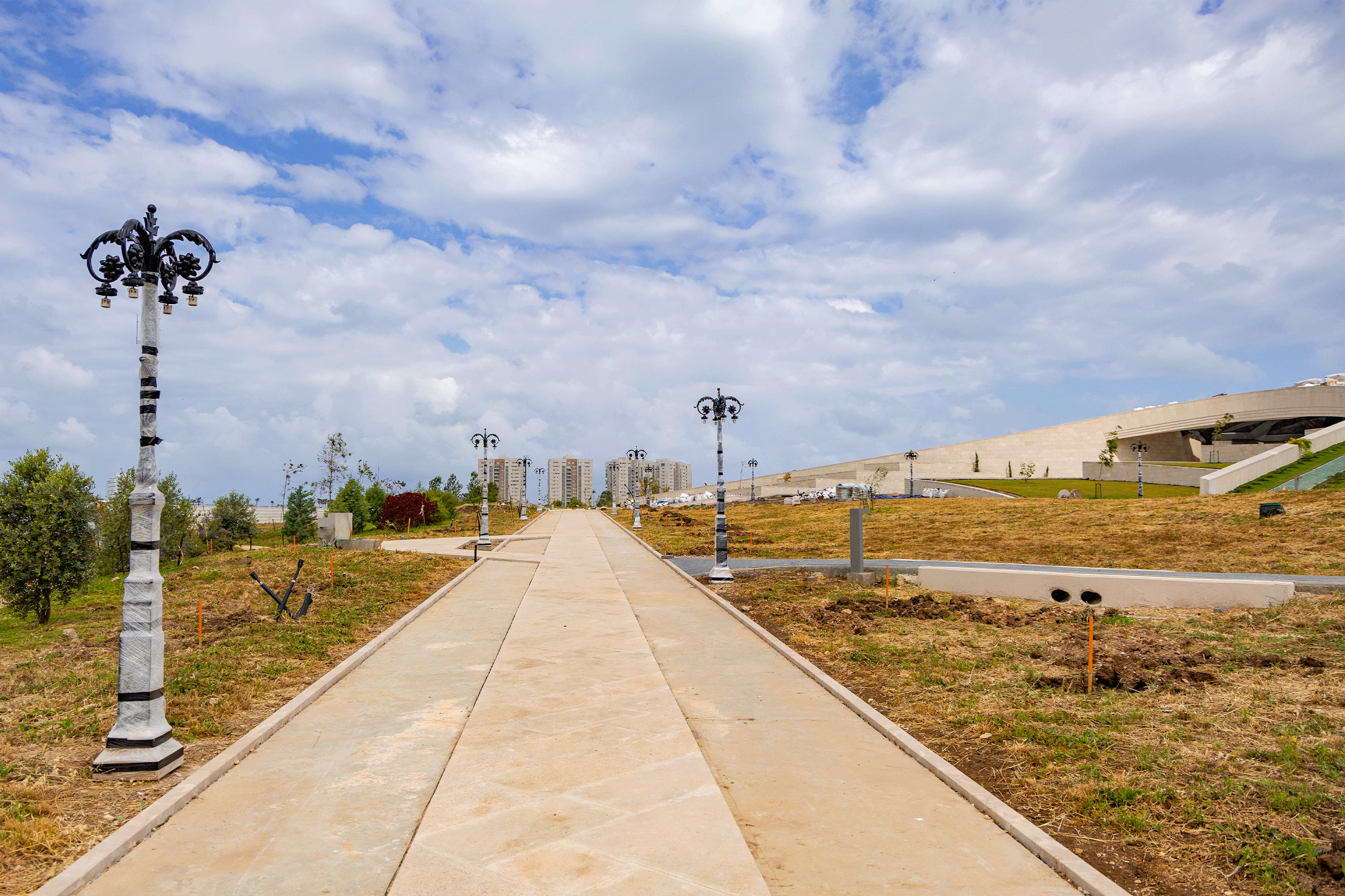 Les travaux de pavage du chemin partant de la porte d’Ashraf, qui guidera les visiteurs vers le tombeau, sont presque terminés. Une fois achevé, le chemin sera bordé de chaque côté de gravier concassé.