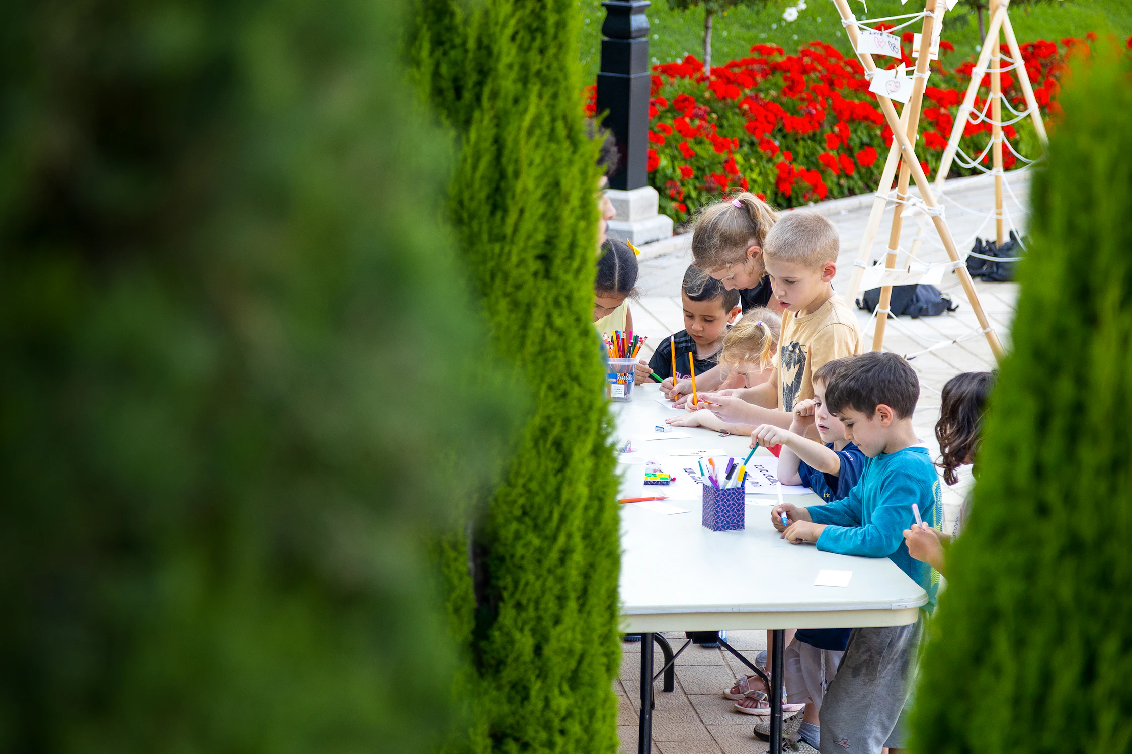 Vue d’enfants à un atelier artistique.