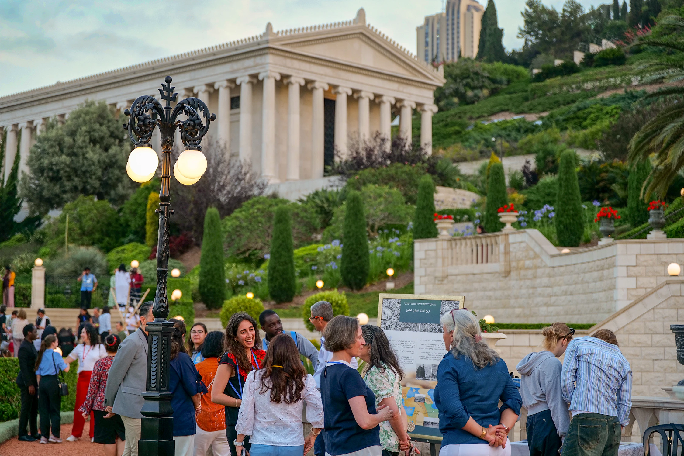 L’atmosphère chaleureuse qui régnait sur les terrasses et au tombeau à l’occasion de l’évènement Terrasses la nuit a attiré plus de 4 600 visiteurs de tous âges et de toutes confessions, langues et origines ethniques.
