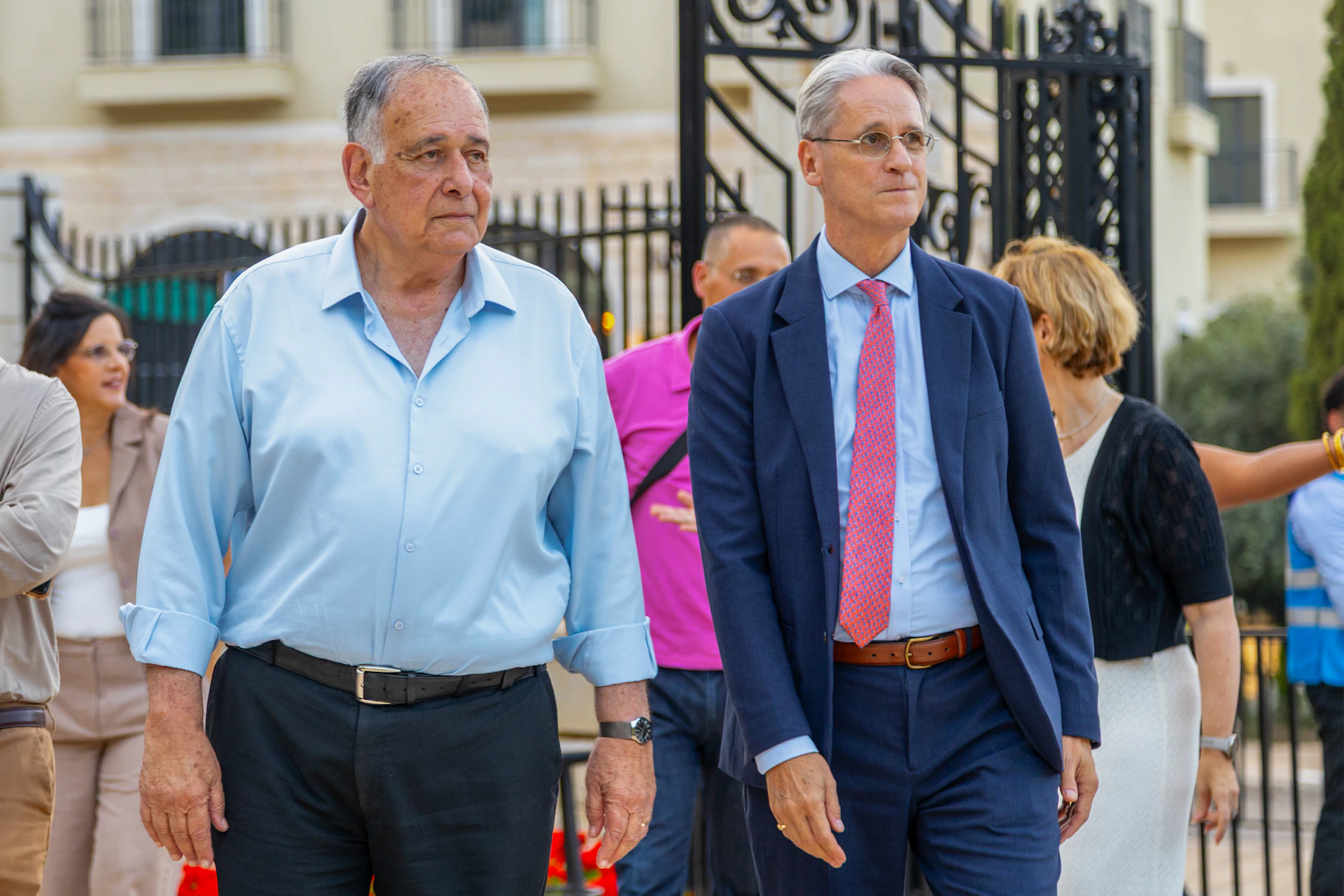 Vue du maire de Haïfa, Yona Yahav (à gauche), lors de sa visite à l’évènement, accompagné de David Rutstein (à droite), secrétaire général de la Communauté internationale bahá’íe.