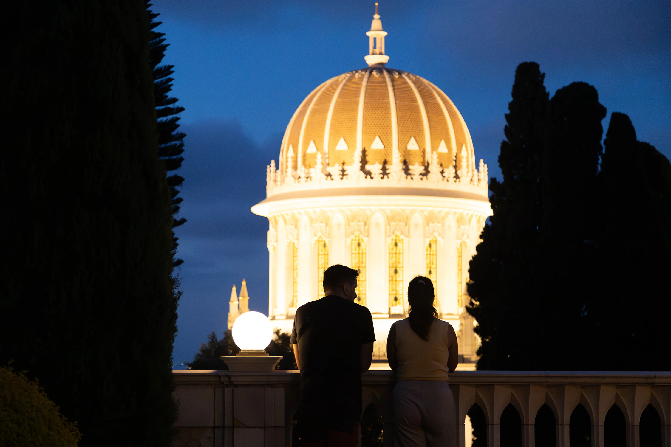 Les visiteurs ont pu admirer le tombeau du Báb illuminé.