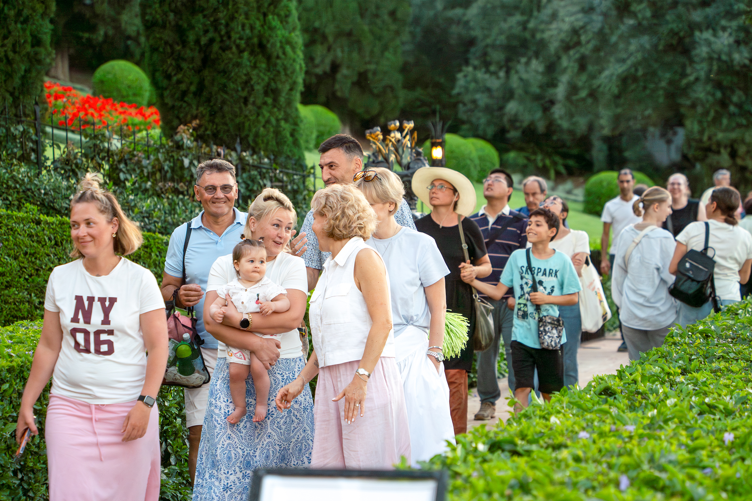Many expressed their appreciation for the terraces and the Shrine, describing how the visit created harmonious feelings with others.