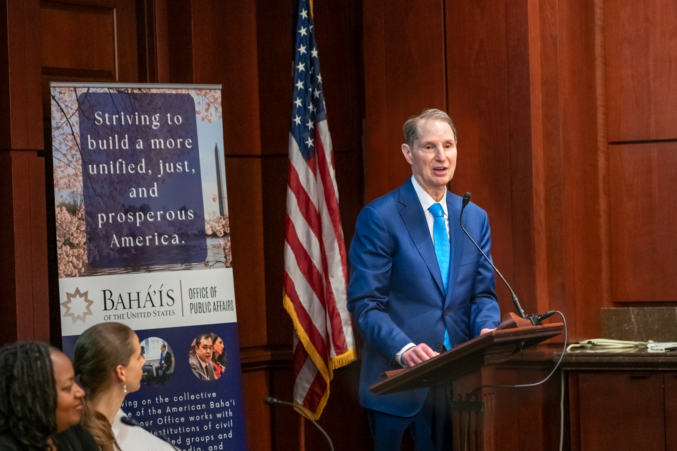 Le sénateur Ron Wyden, de l’Oregon, a ouvert la table ronde qui s’est tenue à Capitol Hill. Les débats ont porté sur le thème de la confiance sociale : ce qui la nourrit, comment elle s’effrite et comment elle pourrait être rétablie.