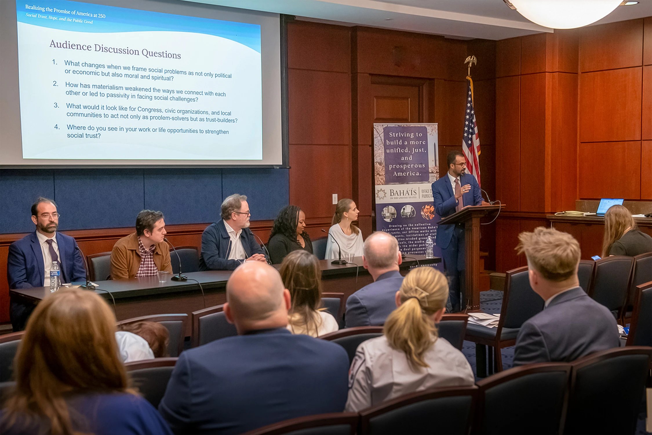 Vue de la table ronde organisée à Washington D.C., à Capitol Hill. De gauche à droite : Michael Toscano, directeur de l’initiative Family First Technology ; Pete Davis, écrivain, cinéaste, conférencier et militant civique ; Rainn Wilson, acteur et membre de la communauté bahá’íe, qui animait la table ronde ; Jasmine Miller-Kleinhenz, maître de conférences au Centre médical de l’université du Mississippi et membre de la communauté bahá’íe ; Karissa Raskin, PDG du Listen First Project ; et PJ Andrews, membre du Bureau des affaires publiques, qui présentait l’évènement.