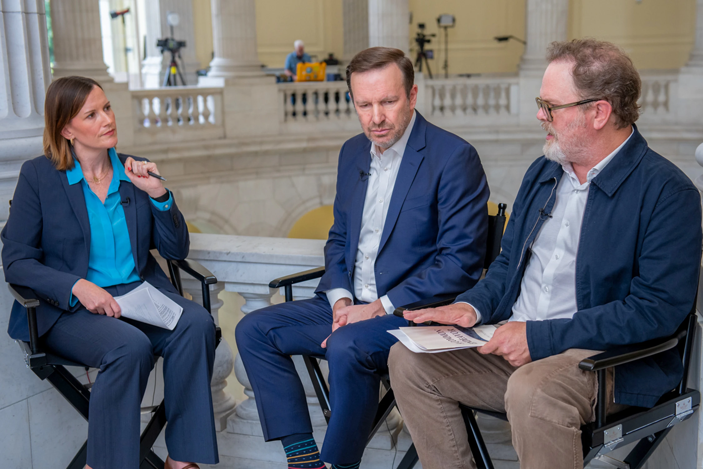 Le sénateur Chris Murphy, du Connecticut (au centre), et Rainn Wilson (à droite) lors d’un entretien avec Susan Davis (à gauche), de la chaîne d’information 535.